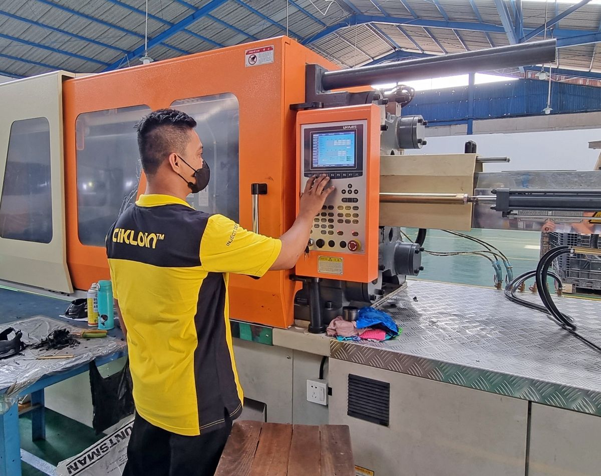 Injection moulding machines on the Cikloin production floor